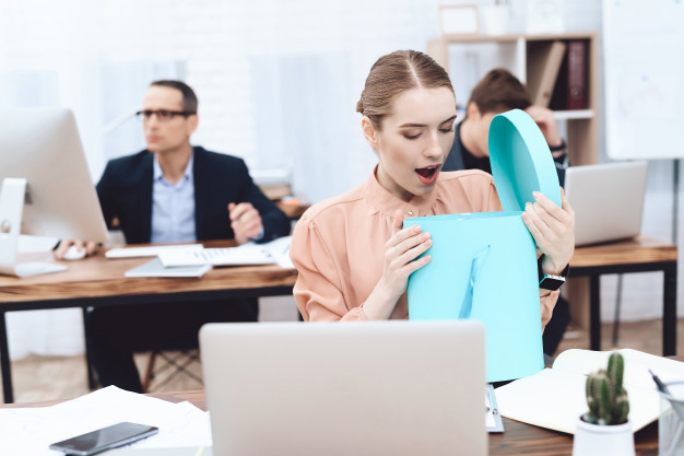 young_woman_relaxes_work_she_looks_purchases_94347_829.jpg