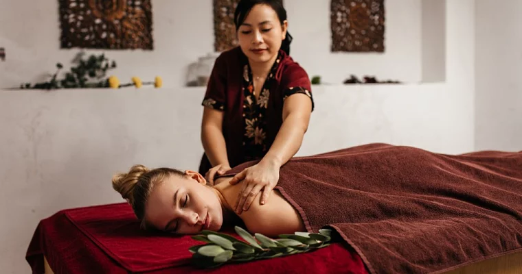 Подарочный сертификат на Новый год коллегам в Royal Thai на сумму 10000 рублей