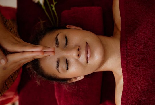 Сертификат на 8 марта на расслабляющий массаж головы и лица