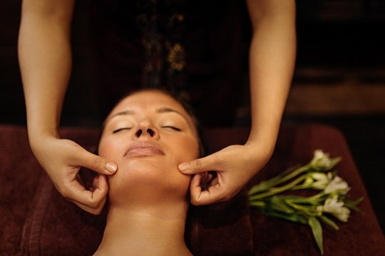 Подарочный сертификат на Новый год девушке на лифтинг-массаж лица