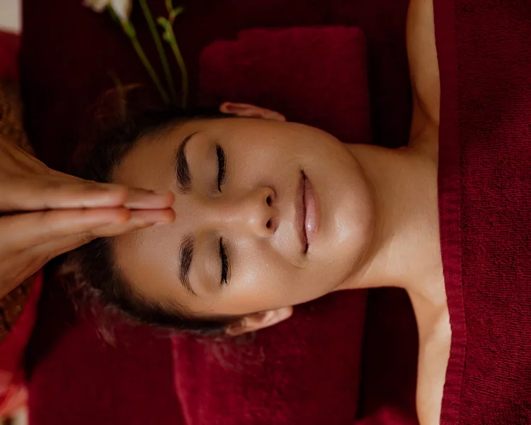 Сертификат на 8 марта на расслабляющий массаж головы и лица