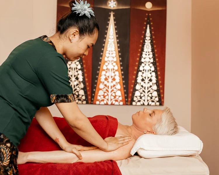 Подарочный сертификат на Новый год для женщины на сумму 5000 рублей